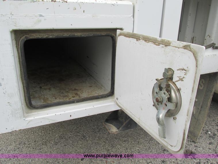 image for item AN9077 2004 Ford F550 Super Duty XL service truck with crane