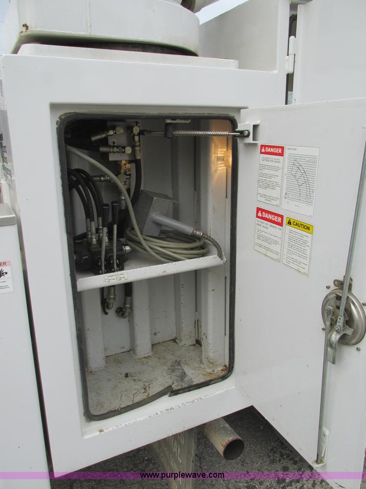 image for item AN9077 2004 Ford F550 Super Duty XL service truck with crane