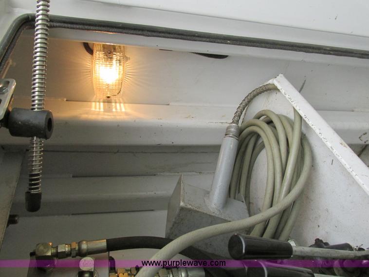 image for item AN9077 2004 Ford F550 Super Duty XL service truck with crane