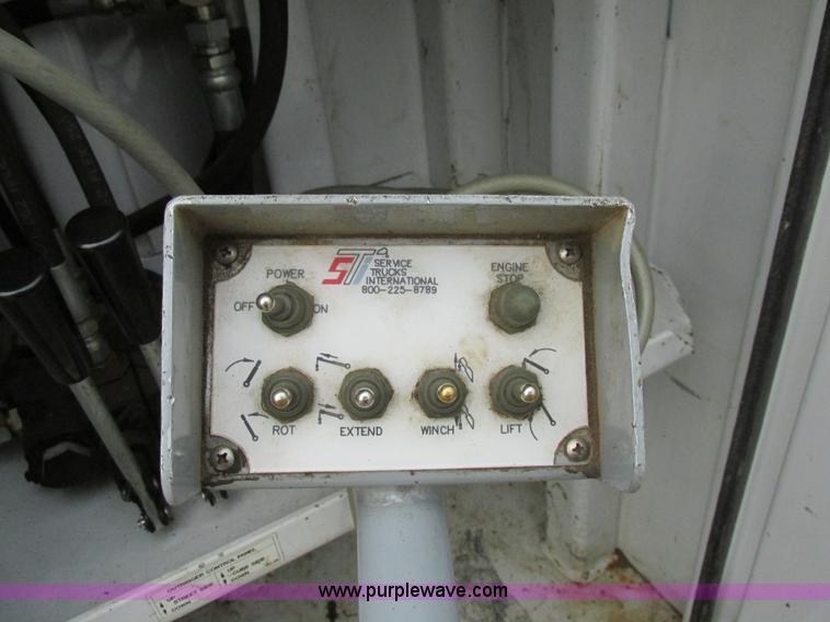 image for item AN9077 2004 Ford F550 Super Duty XL service truck with crane