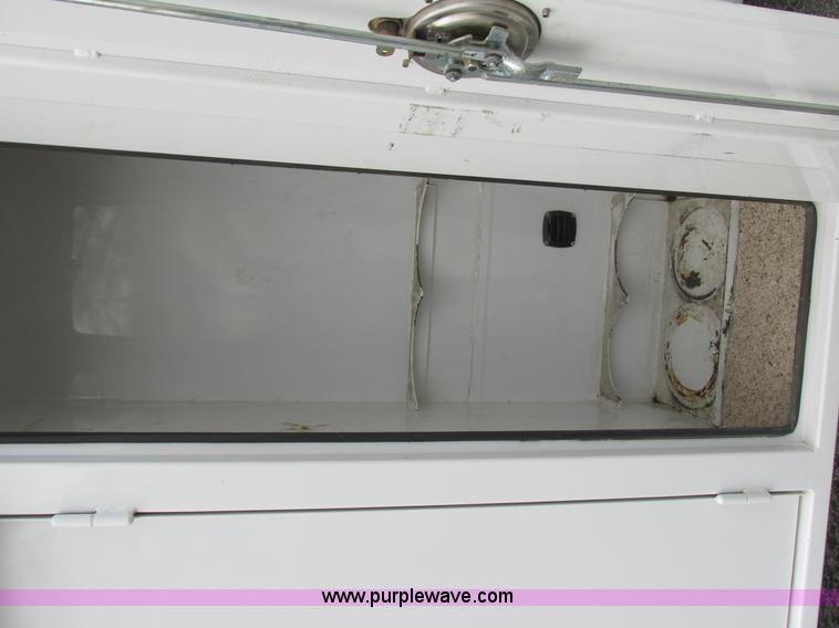 image for item AN9077 2004 Ford F550 Super Duty XL service truck with crane