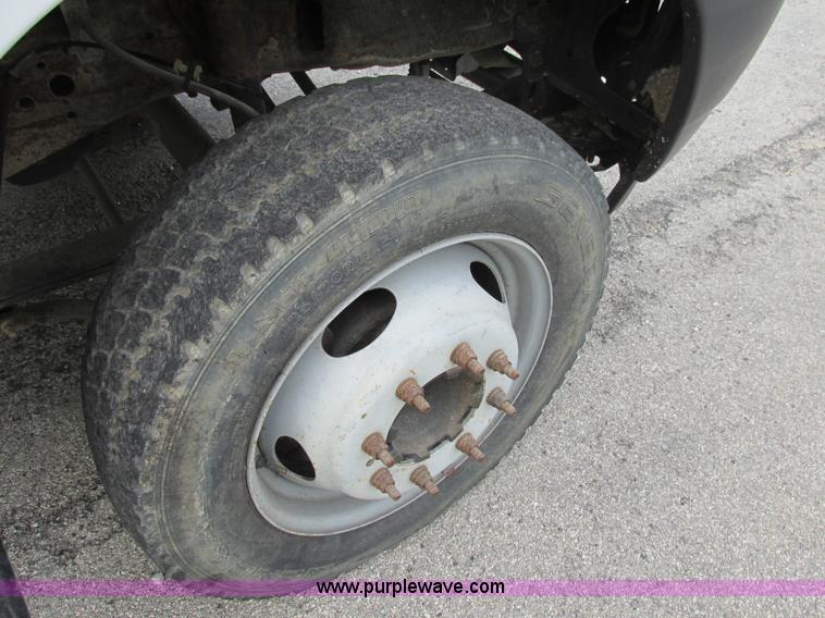 image for item AN9077 2004 Ford F550 Super Duty XL service truck with crane