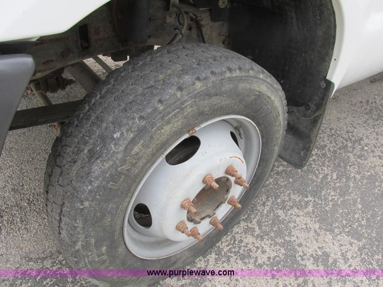 image for item AN9077 2004 Ford F550 Super Duty XL service truck with crane