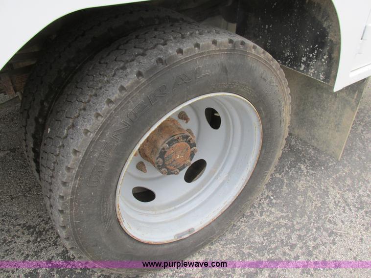 image for item AN9077 2004 Ford F550 Super Duty XL service truck with crane