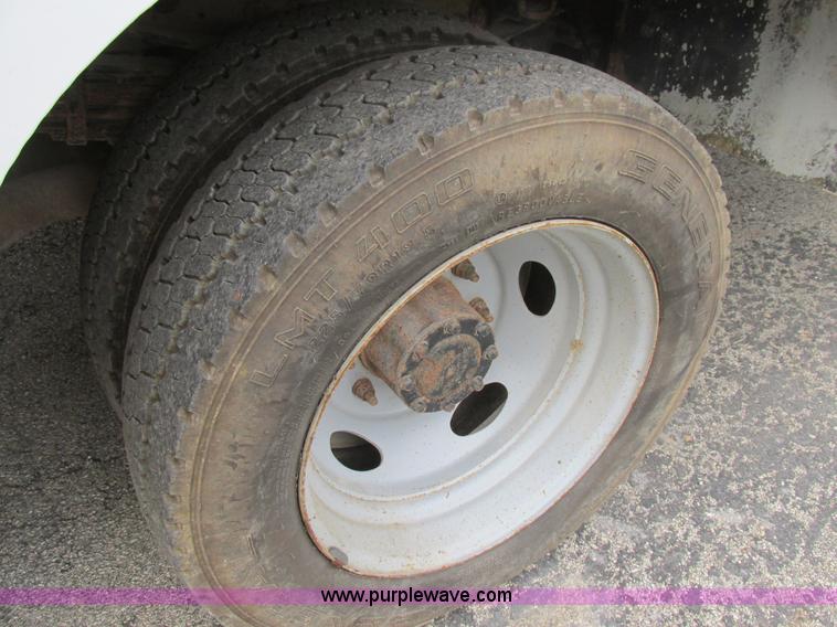 image for item AN9077 2004 Ford F550 Super Duty XL service truck with crane