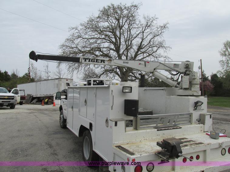 image for item AN9077 2004 Ford F550 Super Duty XL service truck with crane