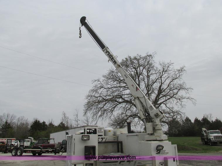 image for item AN9077 2004 Ford F550 Super Duty XL service truck with crane