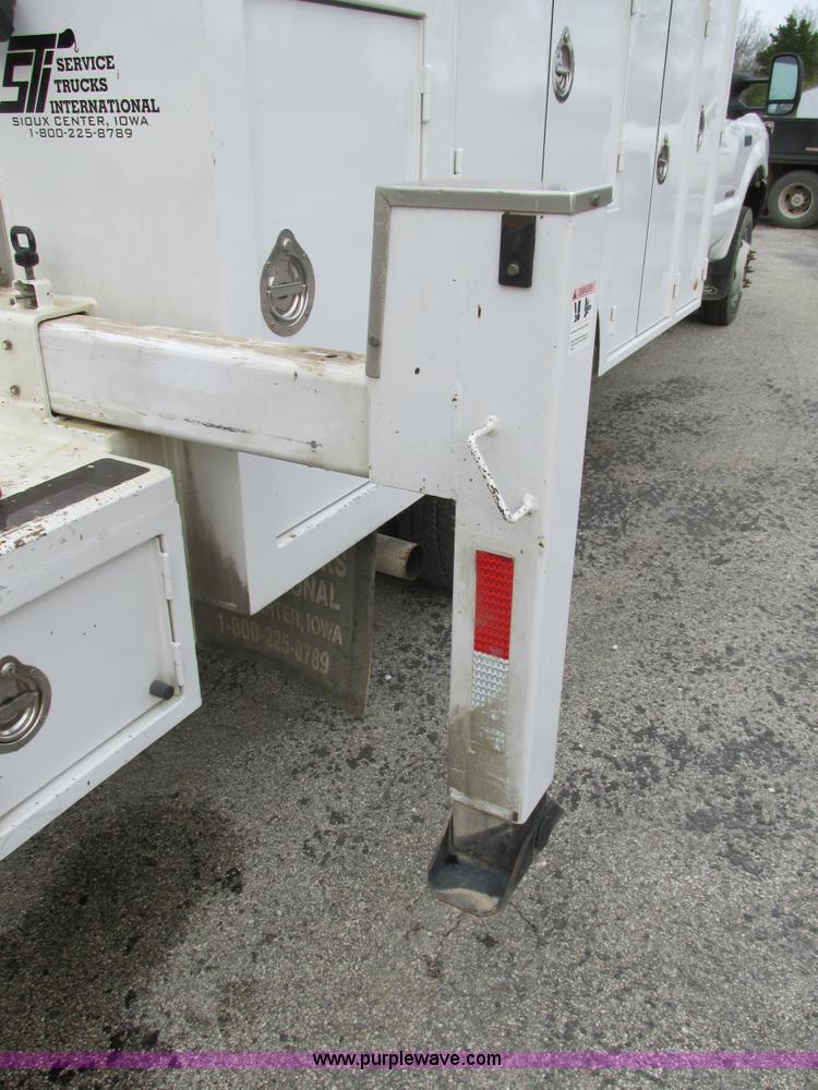 image for item AN9077 2004 Ford F550 Super Duty XL service truck with crane