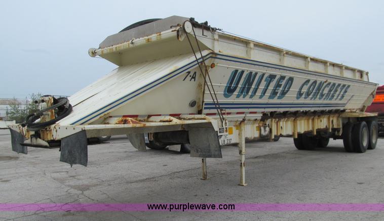image for item E4892 1998 Red River LB237 live bottom trailer