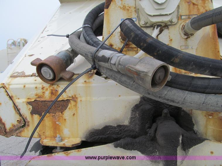 image for item E4892 1998 Red River LB237 live bottom trailer