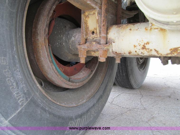 image for item E4892 1998 Red River LB237 live bottom trailer