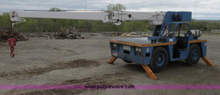 image for item F4879 Broderson IC801B carry deck crane
