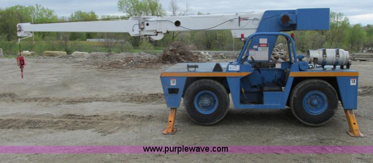 image for item F4879 Broderson IC801B carry deck crane