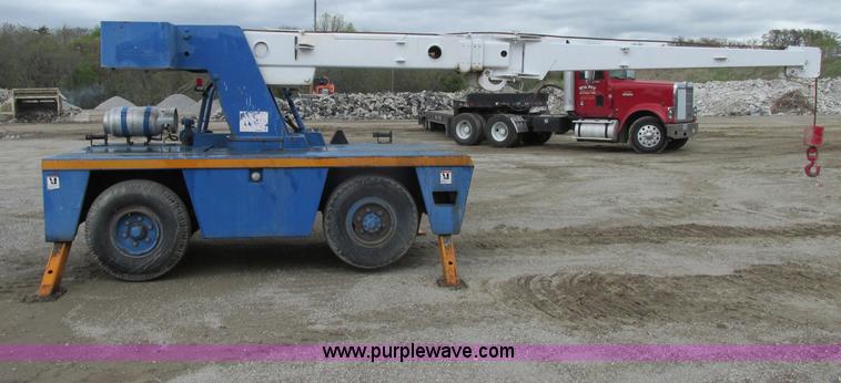 image for item F4879 Broderson IC801B carry deck crane