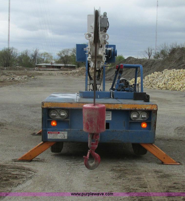 image for item F4879 Broderson IC801B carry deck crane