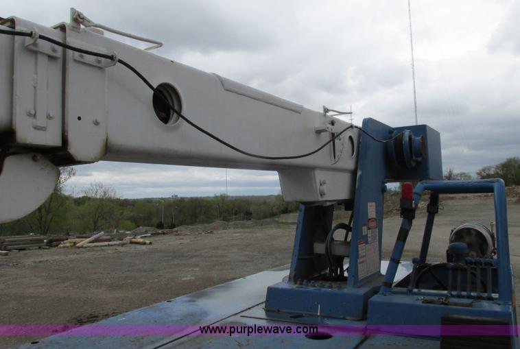 image for item F4879 Broderson IC801B carry deck crane