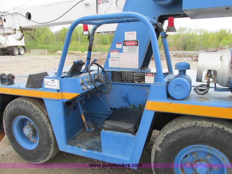 image for item F4879 Broderson IC801B carry deck crane