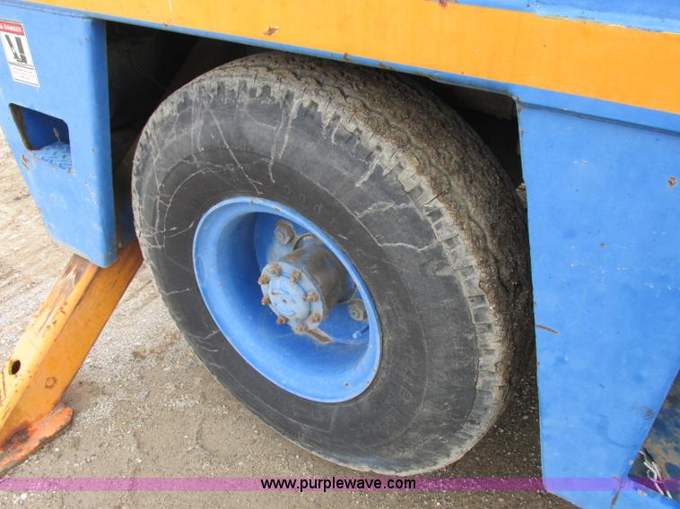 image for item F4879 Broderson IC801B carry deck crane