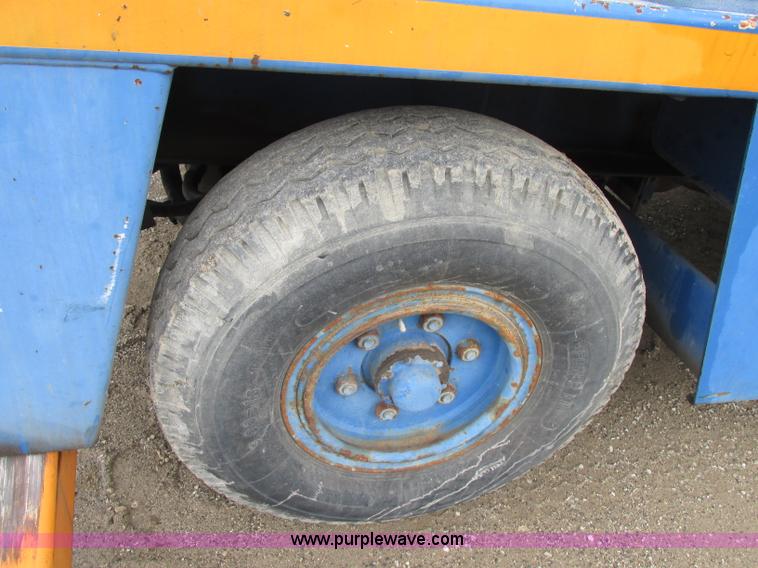 image for item F4879 Broderson IC801B carry deck crane