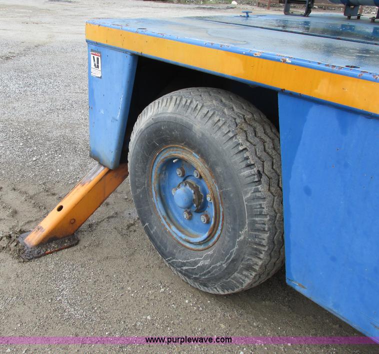 image for item F4879 Broderson IC801B carry deck crane