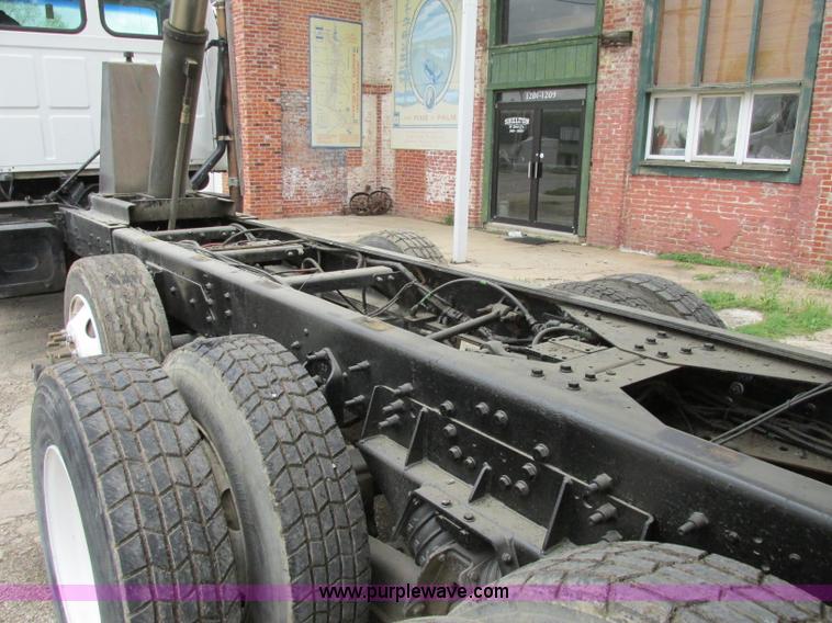 image for item F4882 1998 Ford L9T dump truck