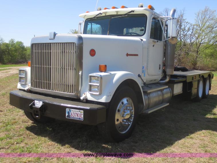 image for item F6907 1991 International F9370 winch truck