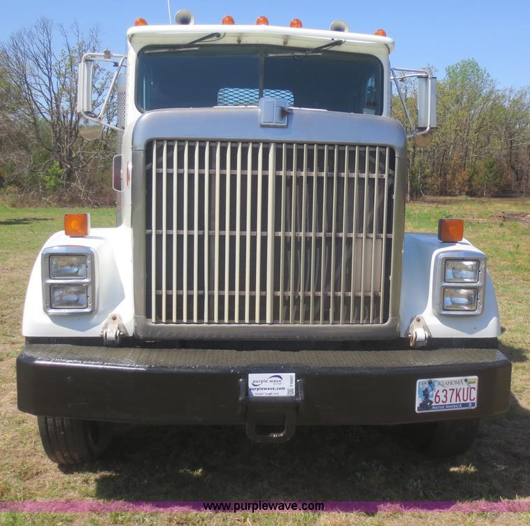 image for item F6907 1991 International F9370 winch truck