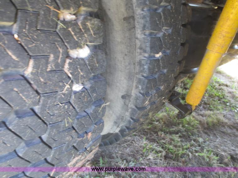 image for item F6907 1991 International F9370 winch truck