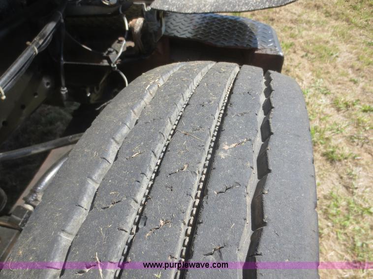 image for item F6907 1991 International F9370 winch truck