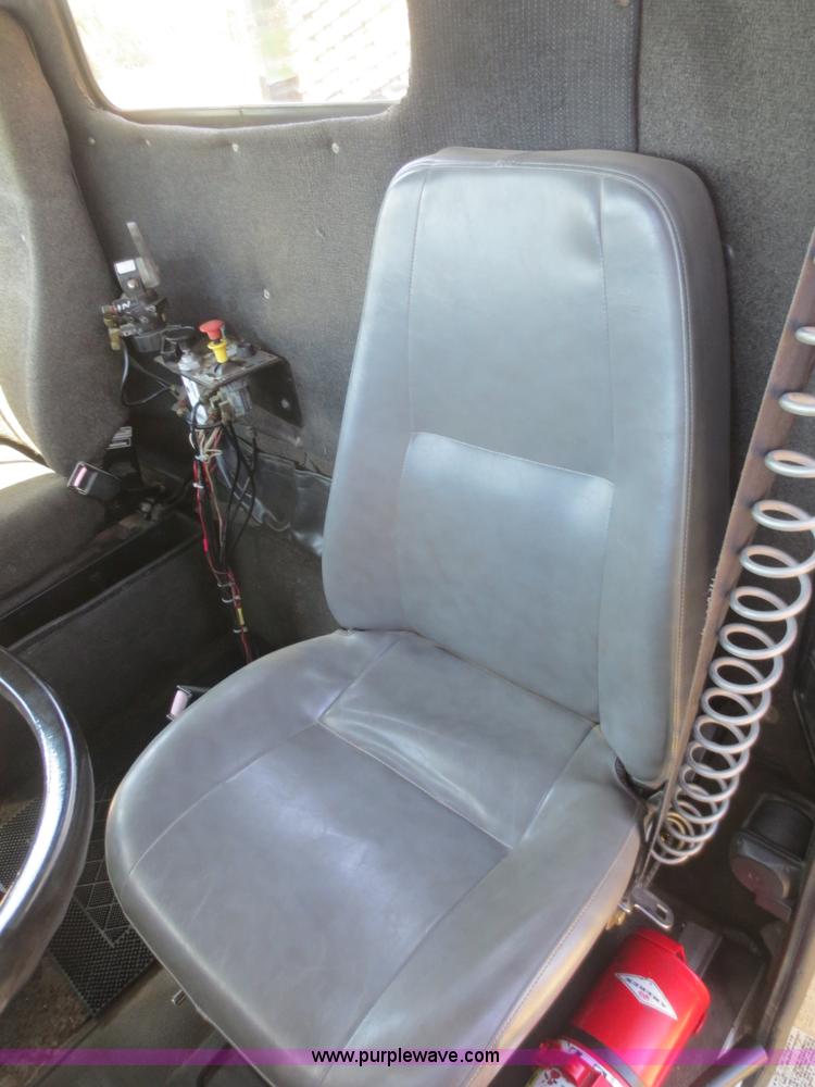 image for item F6907 1991 International F9370 winch truck