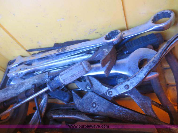 image for item F6907 1991 International F9370 winch truck