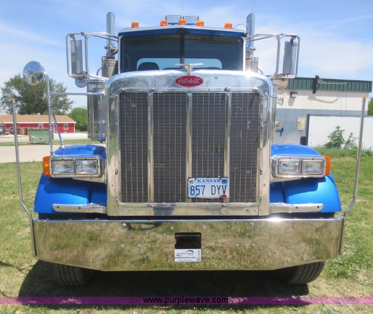 image for item F6929 2006 Peterbilt 379 semi truck