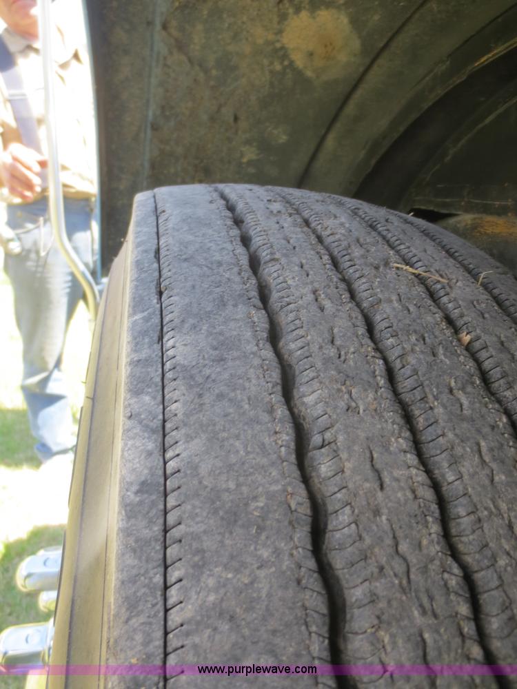 image for item F6929 2006 Peterbilt 379 semi truck