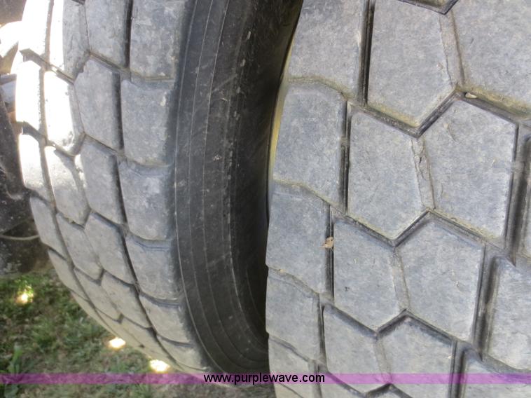 image for item F6929 2006 Peterbilt 379 semi truck