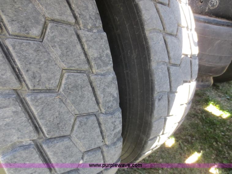 image for item F6929 2006 Peterbilt 379 semi truck