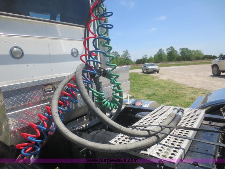 image for item F6929 2006 Peterbilt 379 semi truck