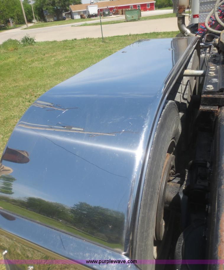 image for item F6929 2006 Peterbilt 379 semi truck