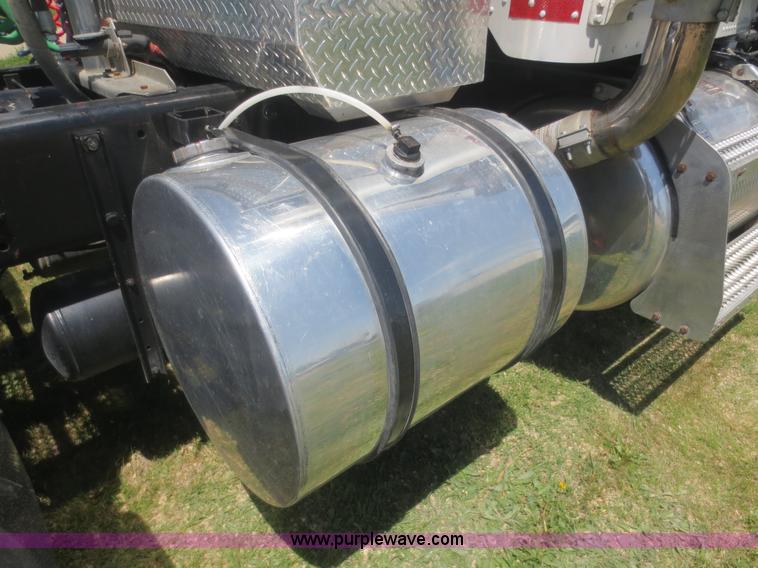 image for item F6929 2006 Peterbilt 379 semi truck