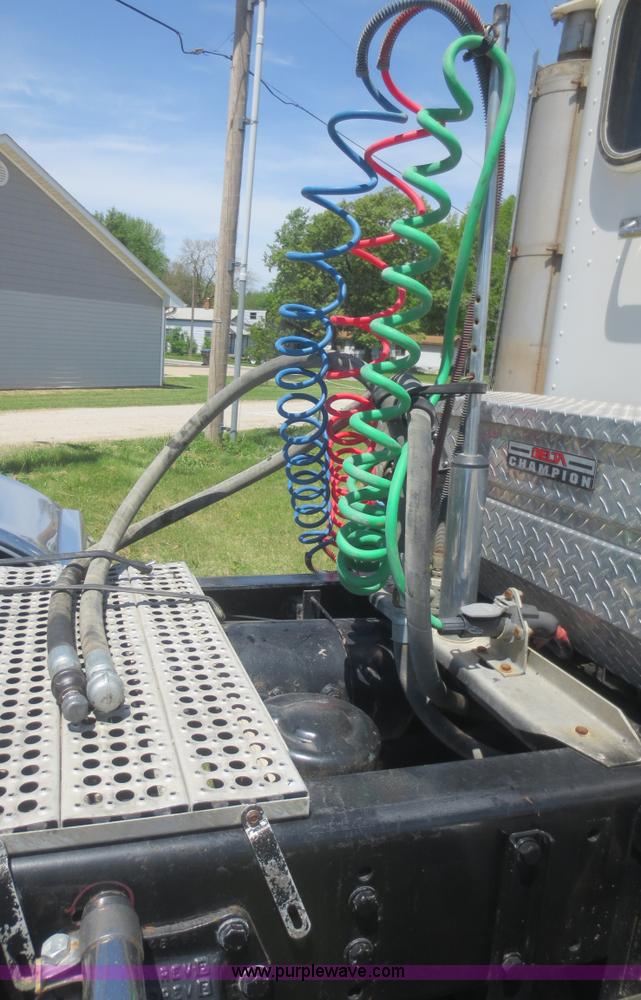 image for item F6929 2006 Peterbilt 379 semi truck