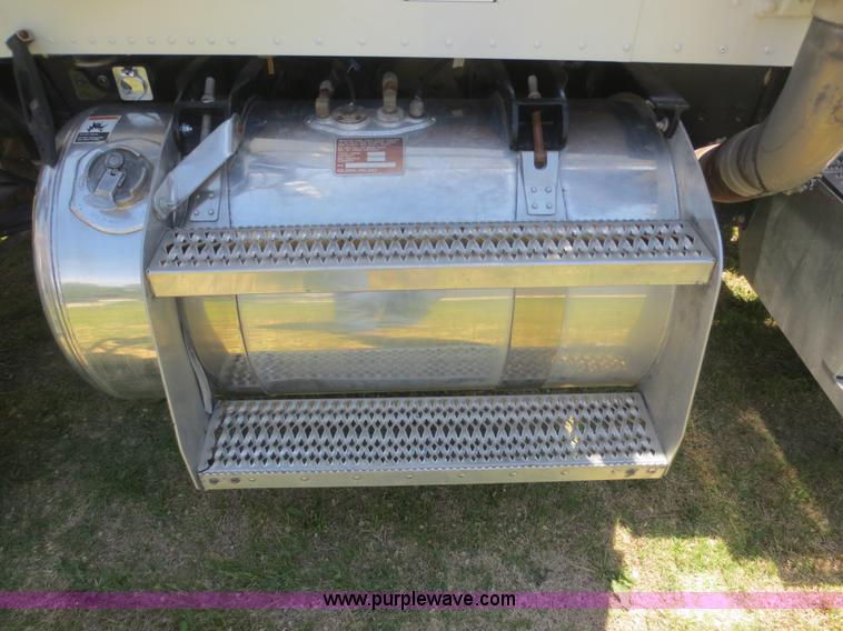 image for item F6929 2006 Peterbilt 379 semi truck