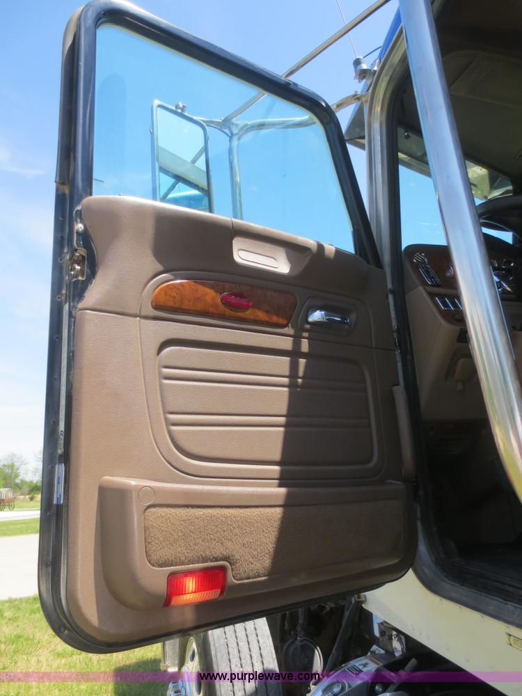 image for item F6929 2006 Peterbilt 379 semi truck