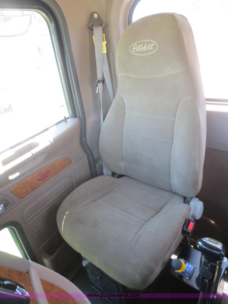 image for item F6929 2006 Peterbilt 379 semi truck