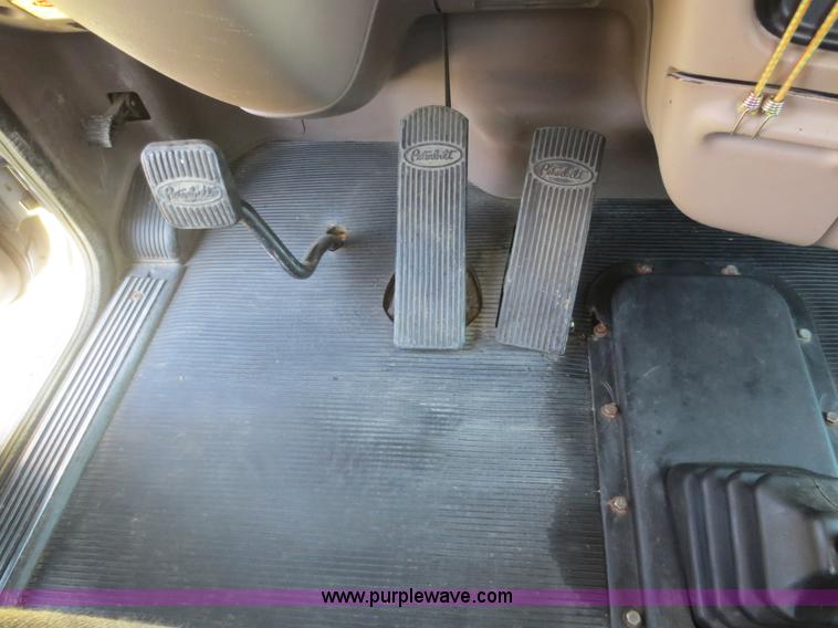 image for item F6929 2006 Peterbilt 379 semi truck