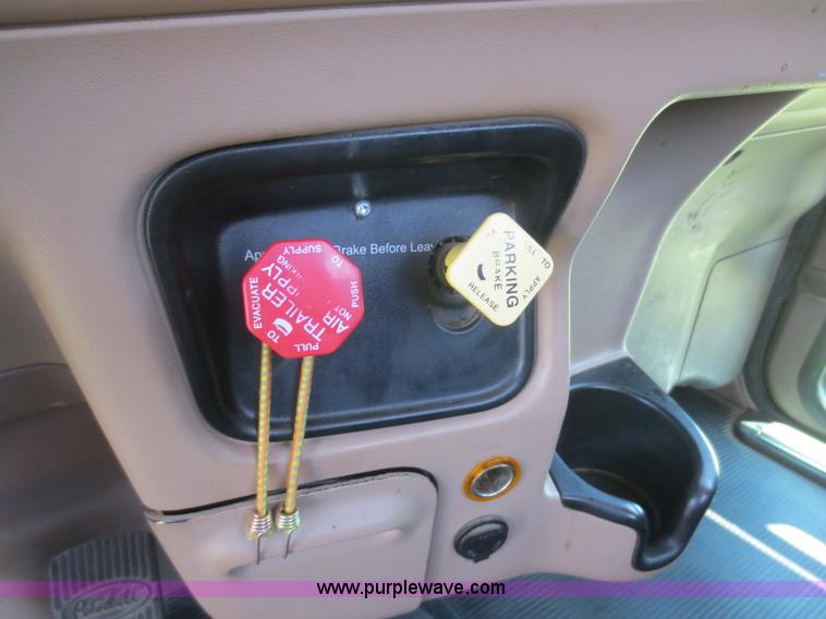 image for item F6929 2006 Peterbilt 379 semi truck