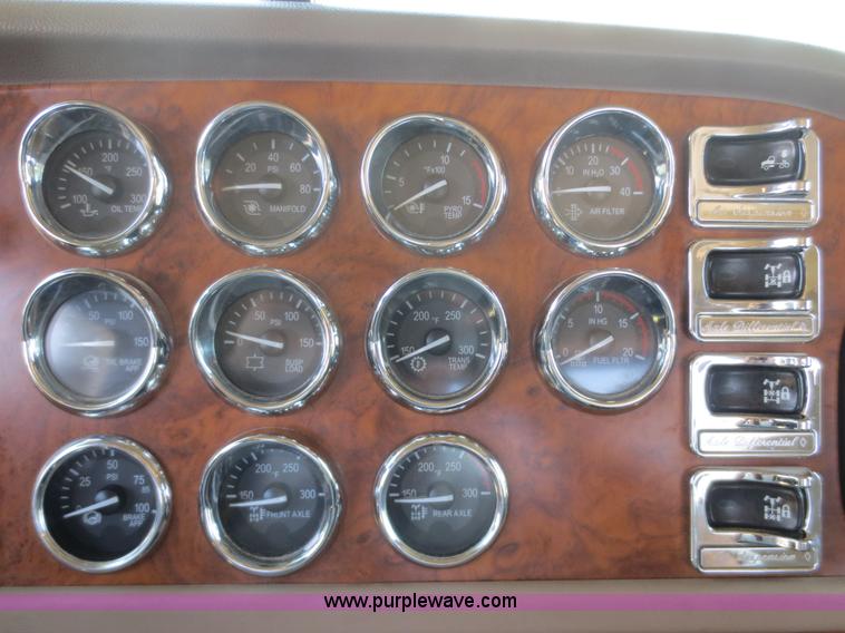 image for item F6929 2006 Peterbilt 379 semi truck