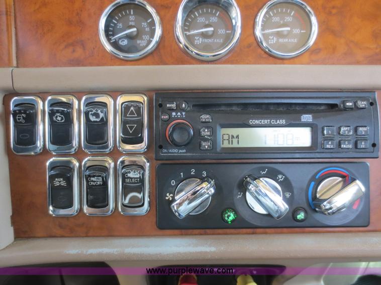 image for item F6929 2006 Peterbilt 379 semi truck