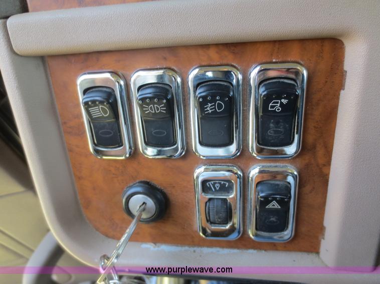 image for item F6929 2006 Peterbilt 379 semi truck