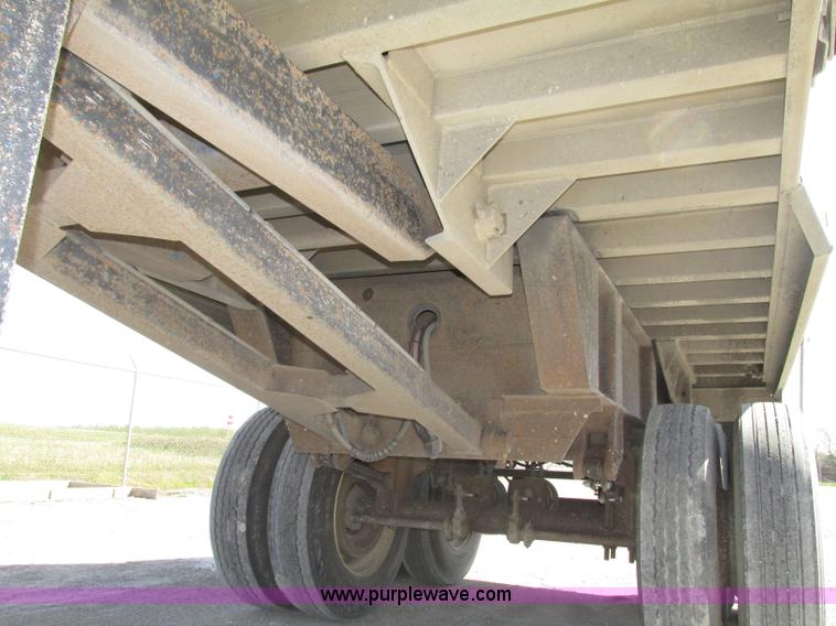 image for item F7380 1992 Mate semi-frameless 26' aluminum end dump trailer