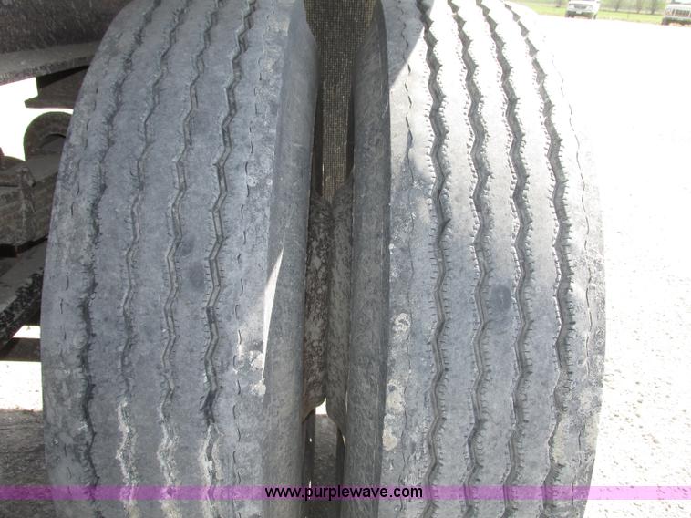 image for item F7380 1992 Mate semi-frameless 26' aluminum end dump trailer