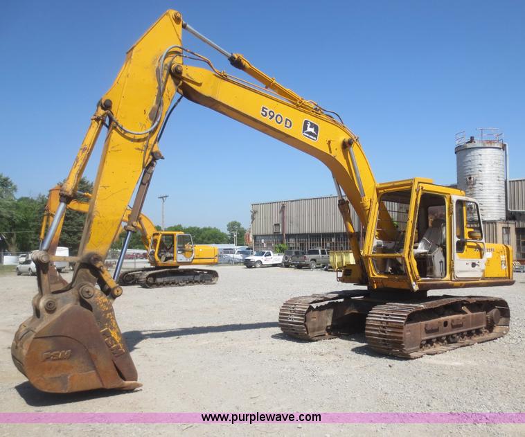 image for item F8265 1992 John Deere 590D excavator